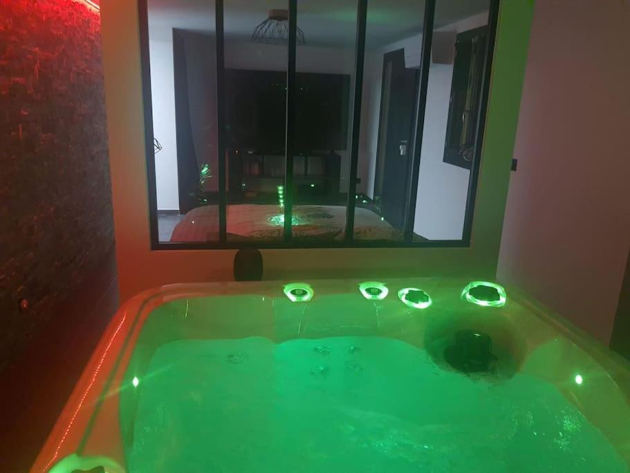 Superbe appartement avec jacuzzi et extérieur Perpignano Esterno foto